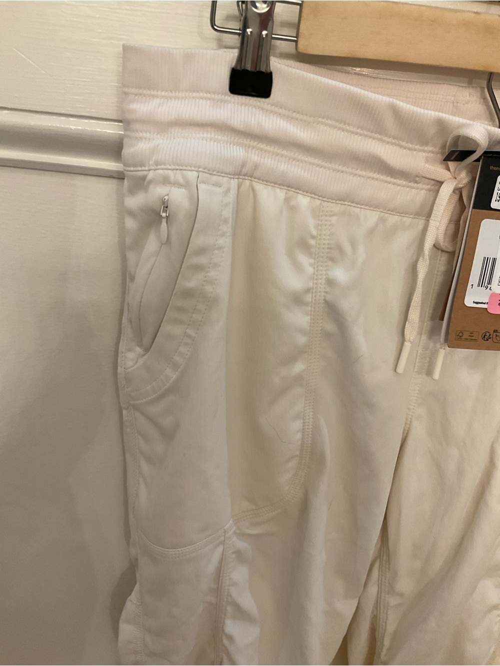 The North Face
Aphrodite 2.0 Water Resistant Drawstring Capri Pants - Picture 3 of 13